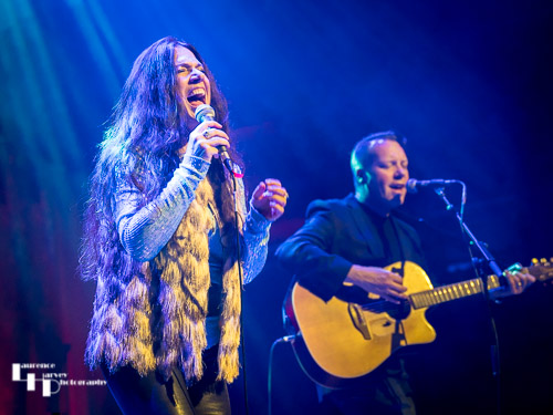 Sari Schorr on vocals