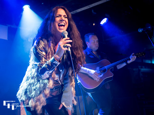 Sari Schorr on vocals