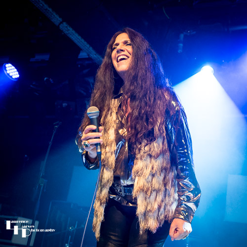 Sari Schorr on vocals