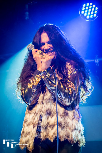 Sari Schorr on vocals