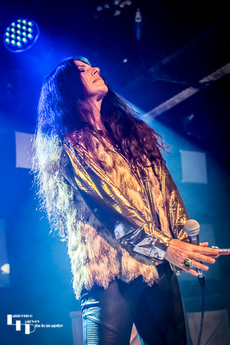 Sari Schorr on vocals