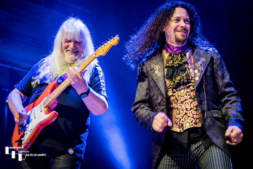 Andy Scott on guitar, Paul Manzi on vocals