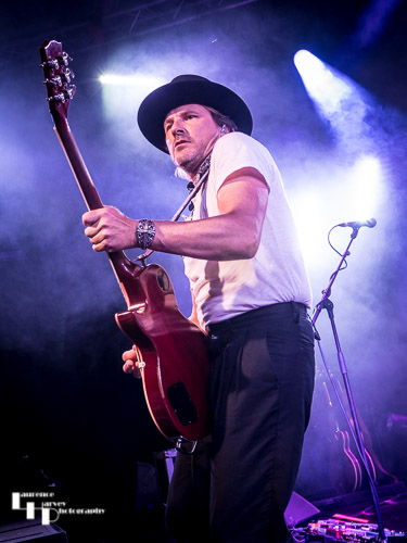 Nalle Colt on guitar