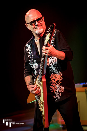 Andy Powell on vocals & guitar