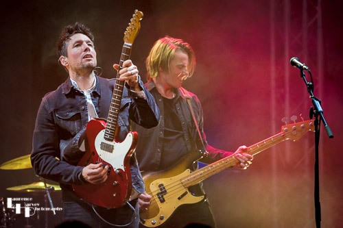 Aynsley Lister on guitar, Jono Martin on bass