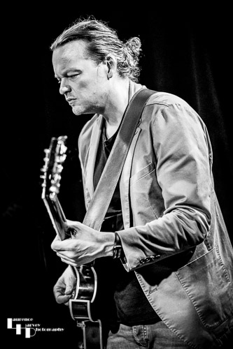 Dave Barnes on guitar