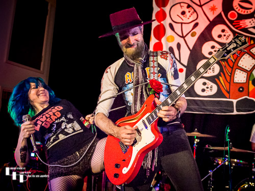 Greta Valenti on vocals & Robin Davey on guitar