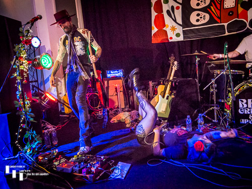 Greta Valenti on vocals & Robin Davey on guitar