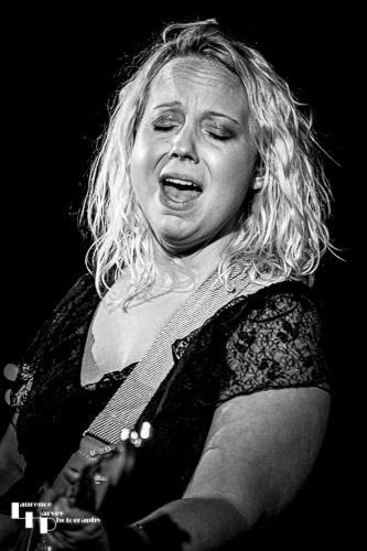 Chantel McGregor on vocals & guitar