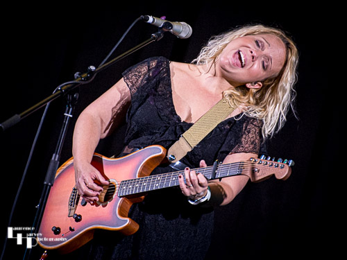 Chantel McGregor on vocals & guitar