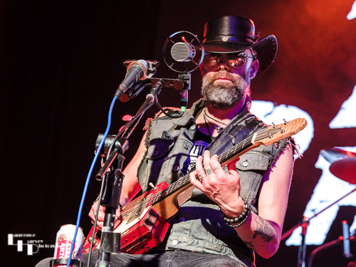 Graeme 'Gray' Moncrieff on guitar & vocals