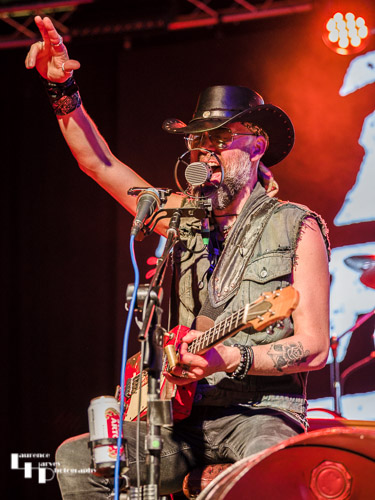 Graeme 'Gray' Moncrieff on guitar & vocals