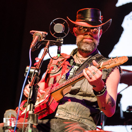 Graeme 'Gray' Moncrieff on guitar & vocals