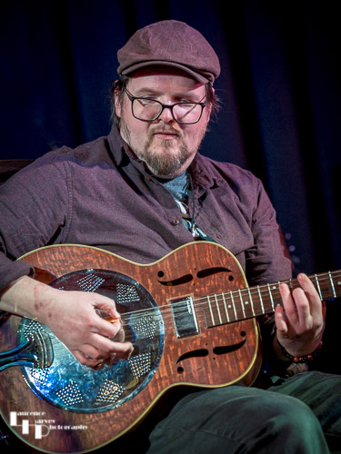 Mark ‘Boweevil’ Howes on guitar