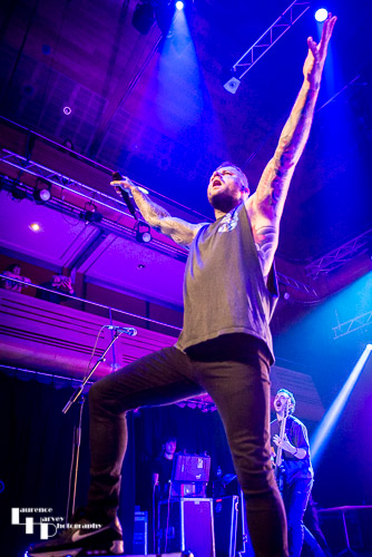 Kris Barras on guitar & vocals