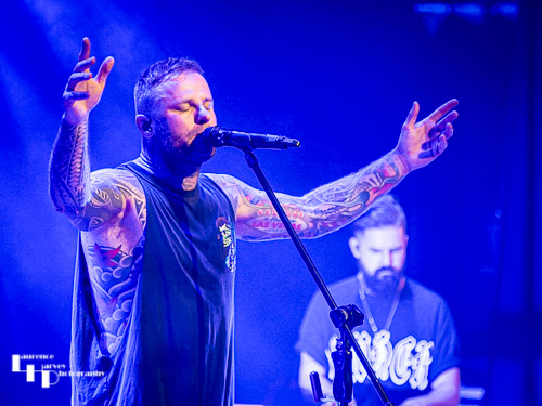 Kris Barras on guitar & vocals