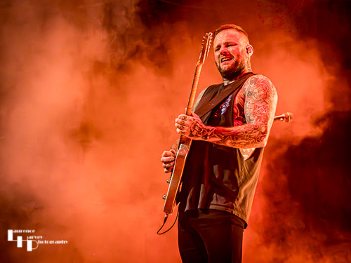 Kris Barras on guitar & vocals