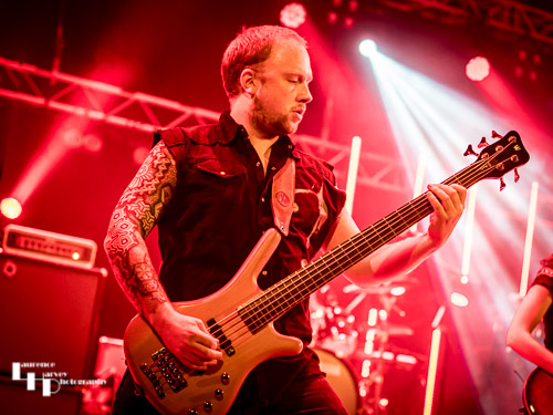 Loz Campbell Band: bassist