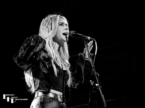 Laura Evans on vocals