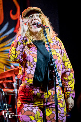 Lauren Housley on vocals & guitar