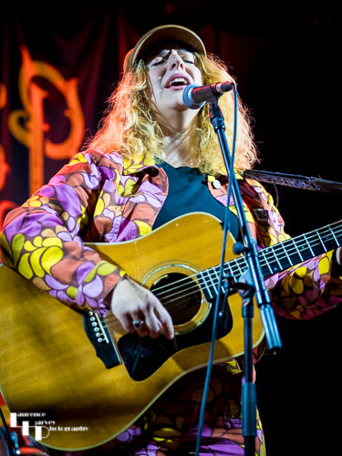 Lauren Housley on vocals & guitar