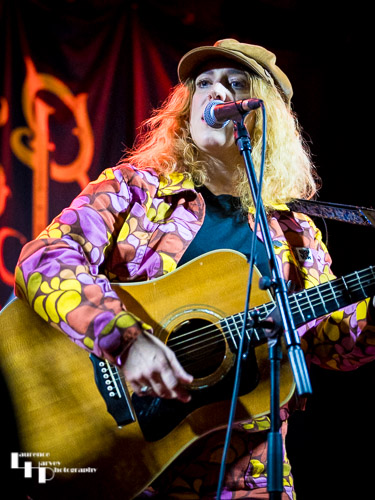 Lauren Housley on vocals & guitar