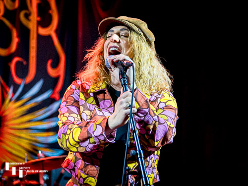 Lauren Housley on vocals & guitar