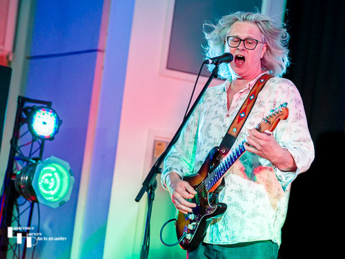 Tim Ainslie on vocals & guitar