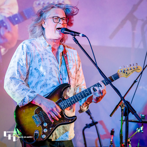 Tim Ainslie on vocals & guitar