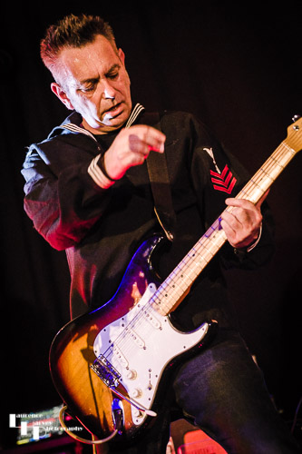 Roberto Wonder on guitar