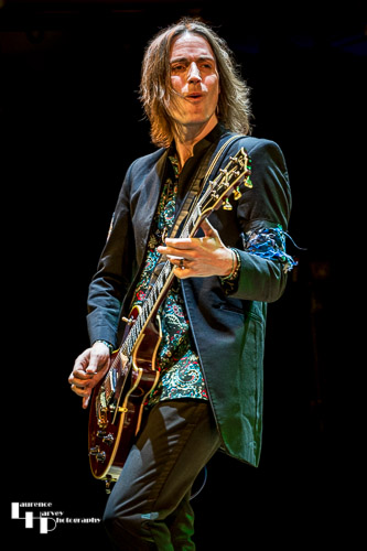 Neil Murdoch on guitar & vocals