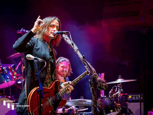 Neil Murdoch on guitar & vocals