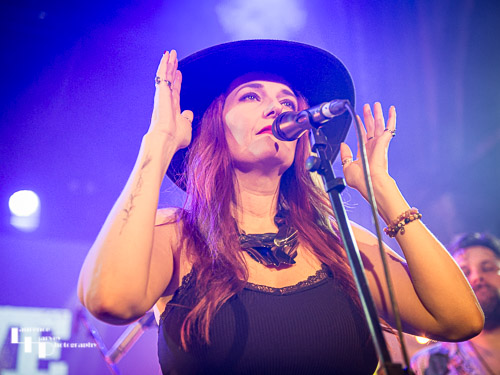 Lindsey Bonnick on vocals