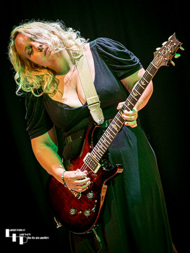 Chantel McGregor on vocals & guitar