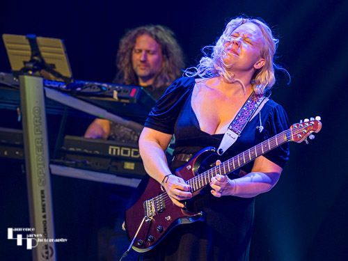 Chantel McGregor on vocals & guitar