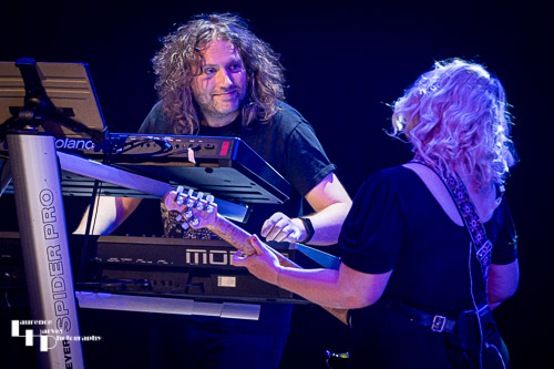 Chantel McGregor on vocals & guitar, Jamie Brooks on keys