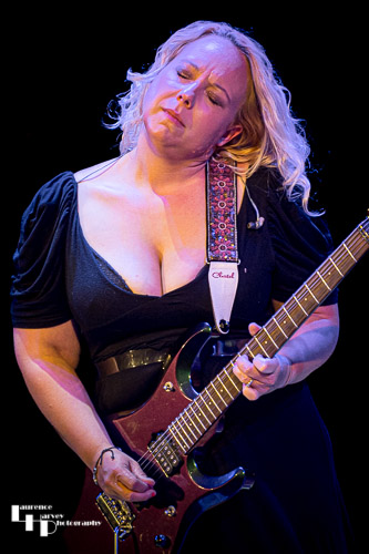 Chantel McGregor on vocals & guitar