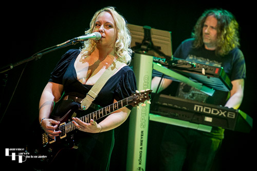 Chantel McGregor on vocals & guitar, Jamie Brooks on keys