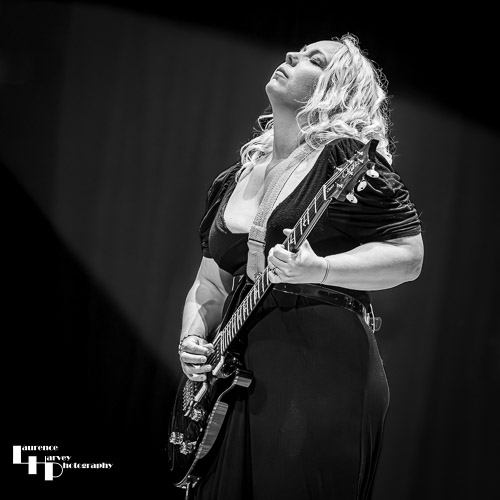 Chantel McGregor on vocals & guitar