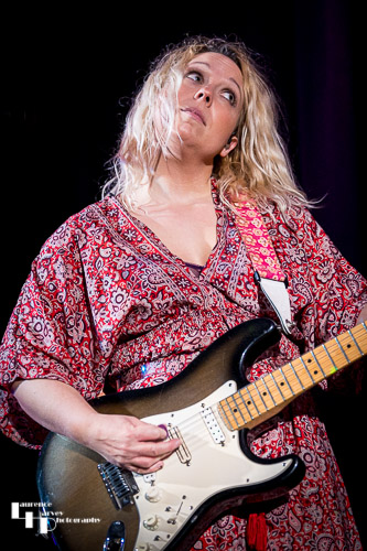 Chantel McGregor on vocals & guitar