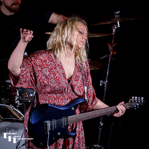 Chantel McGregor on vocals & guitar