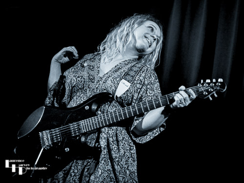 Chantel McGregor on vocals & guitar