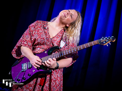 Chantel McGregor on vocals & guitar