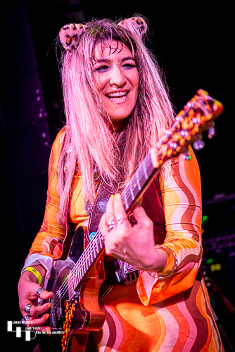 Lee-la Baum on vocals & guitar