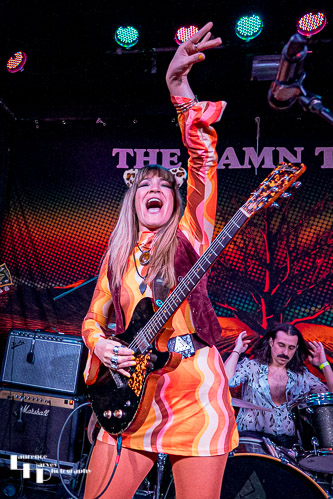 Lee-la Baum on vocals & guitar