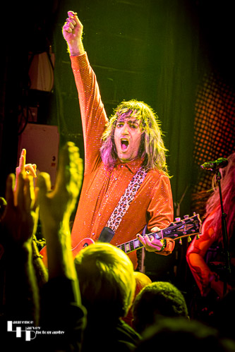 Tom Shemerr on guitar