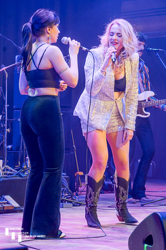 Elles Bailey & guest Grace Bond on vocals