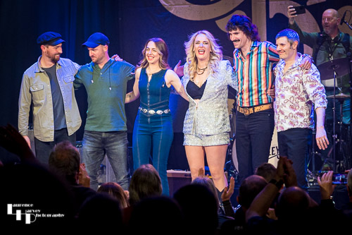 Elles Bailey & her band take their final bows