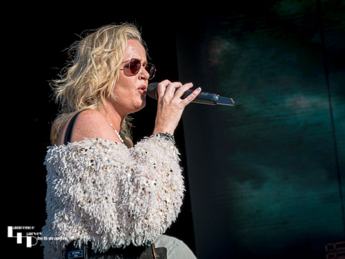 Elles Bailey on vocals