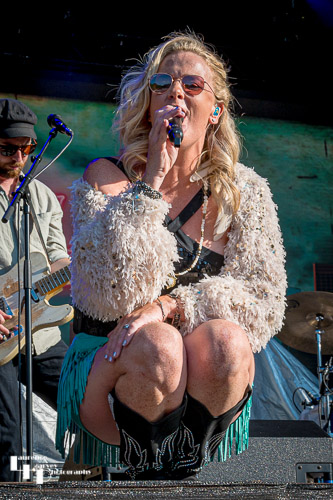 Elles Bailey on vocals